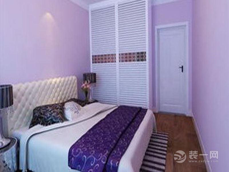 浅紫色的墙面配上白色的家居，卧室更是温馨而舒适。