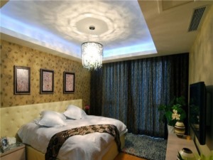 卧室的吊顶灯把卧室映射的格外有情调，深土黄色的壁纸衬托的更有韵味。