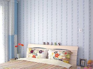 卧室是极其的简单温馨，浅蓝色的壁纸衬托得卧室很是和谐安宁。