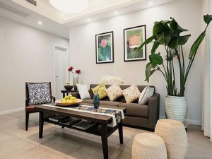 客厅充满着绿色生机，简简单单的家居让客厅显得特别舒适而明亮。