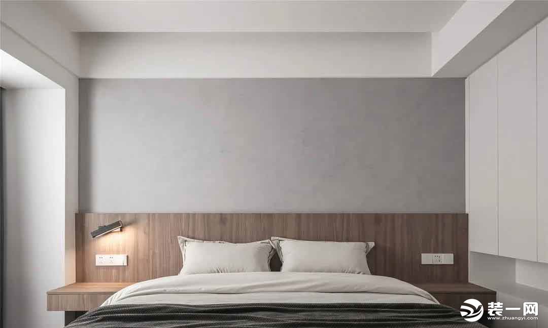 嵌入式床头整体感更强，温润木饰面、灰色石膏板组成的背景墙，让卧室空间舒适而惬意;悬空式床头柜新颖美观