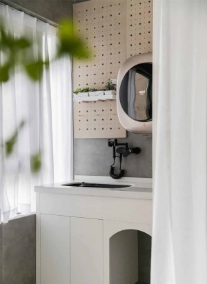 收纳柜+洗手池是生活阳台常见的配置，壁挂mini洗衣机轻盈小巧、能够有效提高空间利用率，洞洞板又可以