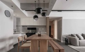 不常在家做饭，那么开放式厨房是一个明智的选择，让空间变得更加通透，看着也比较整洁美观，实木餐桌椅承载