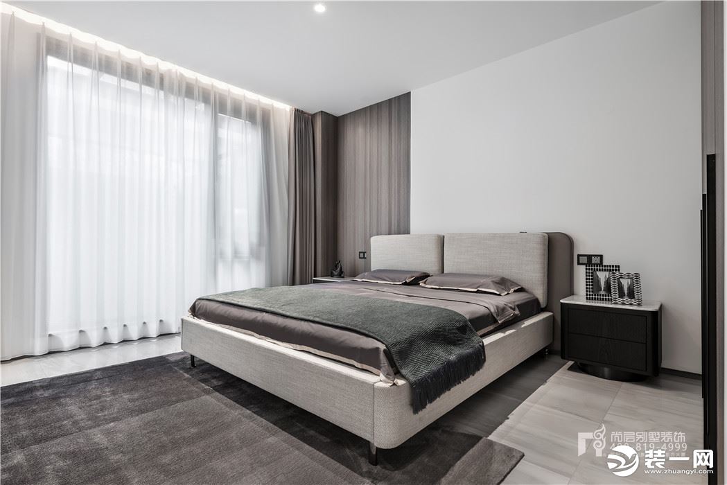 卧室的线条，使空间更加有层次感，高级灰的配色，为空间平添一丝温润气息.