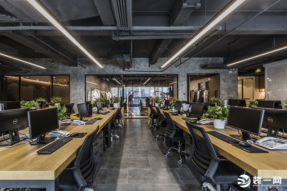 辦公區是整體面積最大的區域，作為設計的重中之中，采用木制桌椅與展廳，將禪意美發揮到極致。其射燈使用符