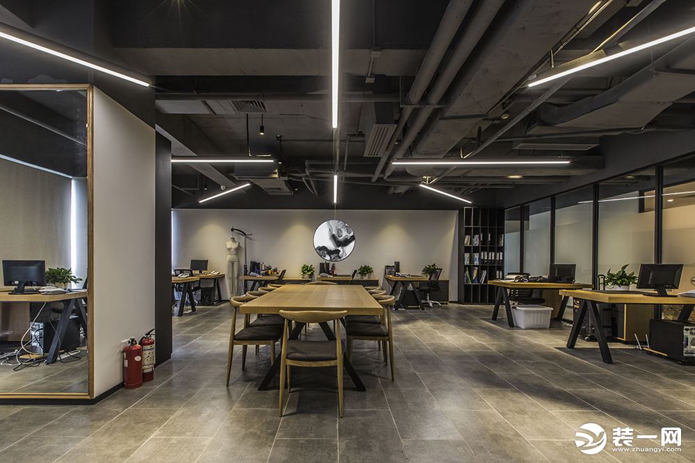 辦公區是整體面積最大的區域，作為設計的重中之中，采用木制桌椅與展廳，將禪意美發揮到極致。其射燈使用符