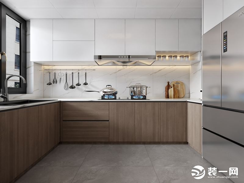 厨房空间注重动线的合理性，洗切炒更利于生活，墙面易清洁的白色瓷砖，形成反差，增加层次感