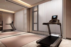 健身房的墙面做成镜子，瞬间“扩大”了整个房间，无论是练瑜伽还是跑步健身都很方便