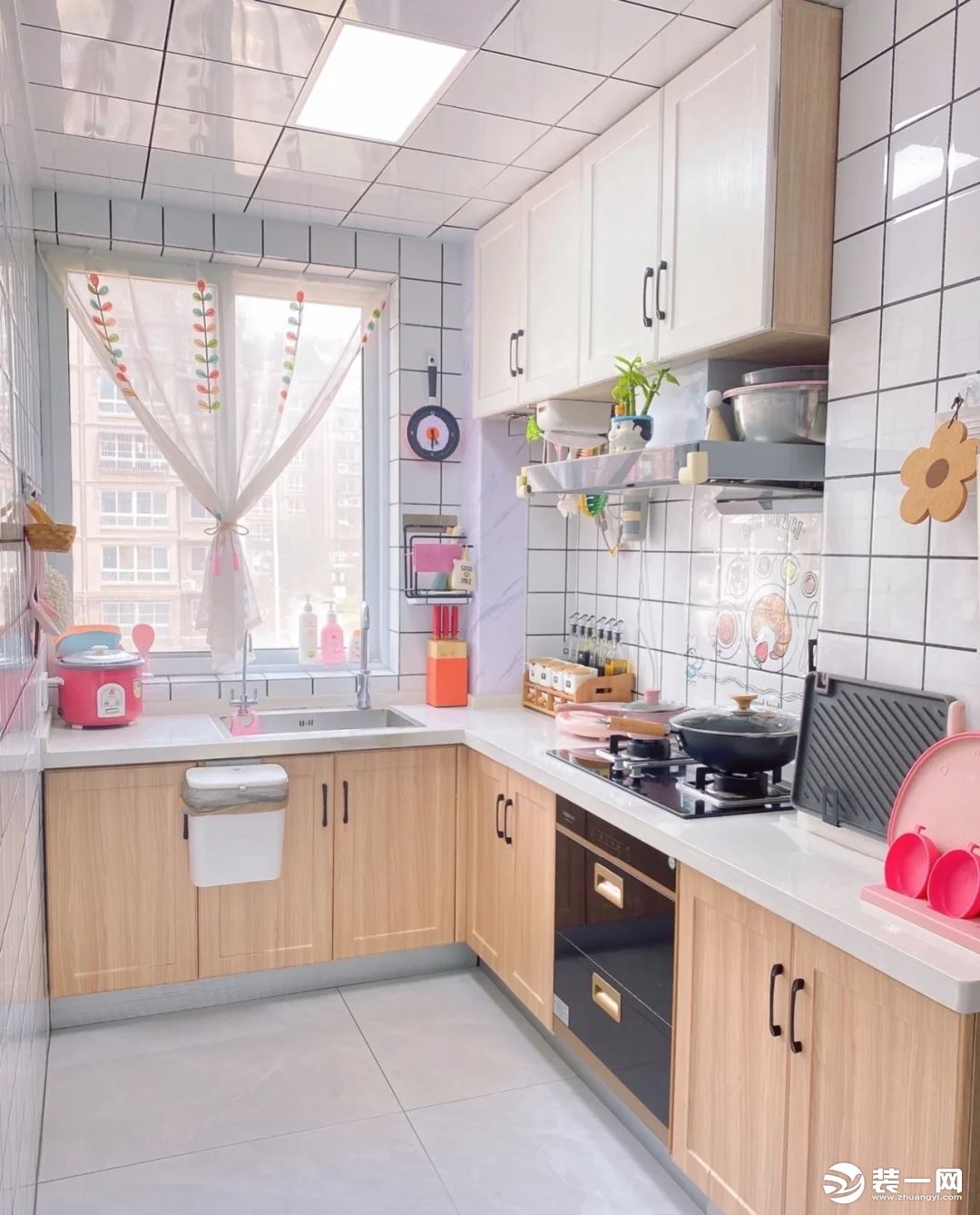 厨房空间属于狭长，L型 橱柜设计 ，最大限度的增加收纳空间，也是小户型厨房作为首选的形式，洗-切-炒