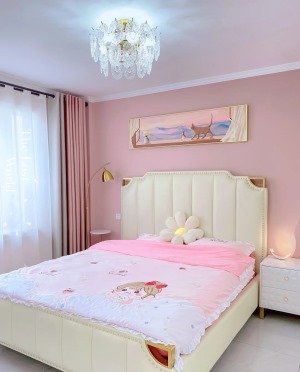 卧室床头墙是暗粉色的长城板、右侧加入黑色的造型，冷暖交替的设计感也有着更独特端庄的效果；床尾一排定制