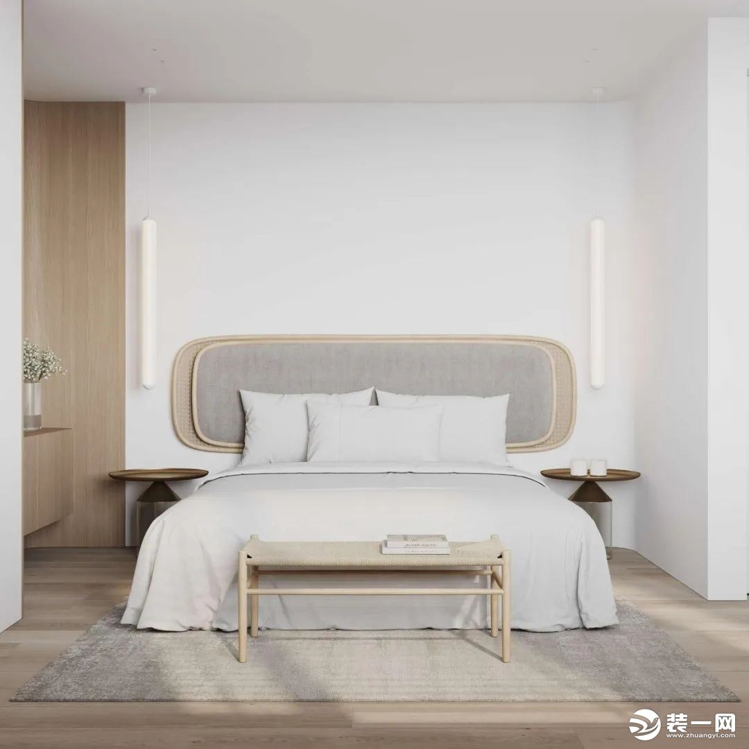 主卧以素色为基调，定制一体化的深色床头板，部分原木色的护墙板，考究的灯光设计营造出沉静雅致的睡眠氛围
