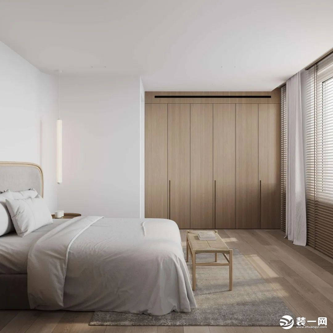 主卧以素色为基调，定制一体化的深色床头板，部分原木色的护墙板，考究的灯光设计营造出沉静雅致的睡眠氛围