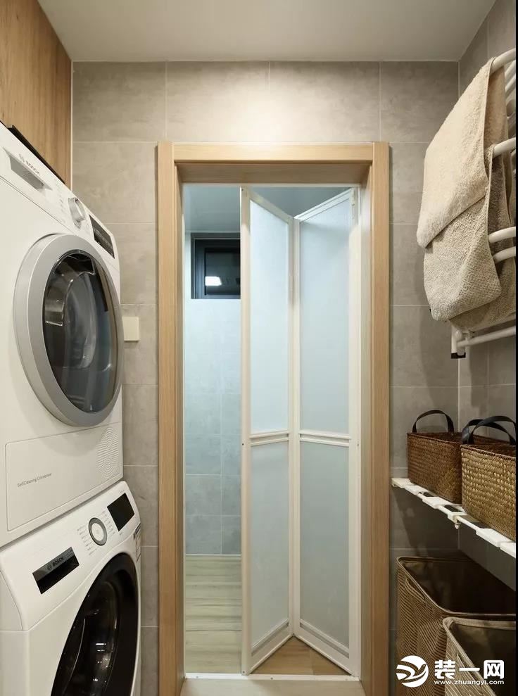 洗衣房叠放的洗衣和烘干机，是很好的摆放方式。淋浴间选择了白色折叠门，自由分隔空间，美观又大方。