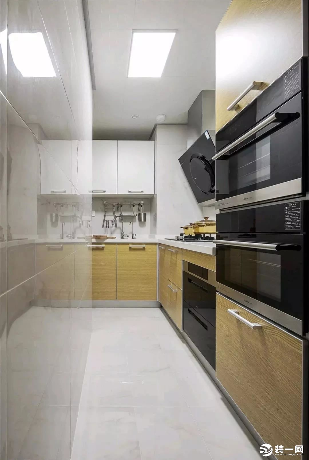 厨房，墙面及地面铺贴白色的瓷砖，搭配原木色的橱柜，让厨房看起来既干净、明亮，又不至于太冷
