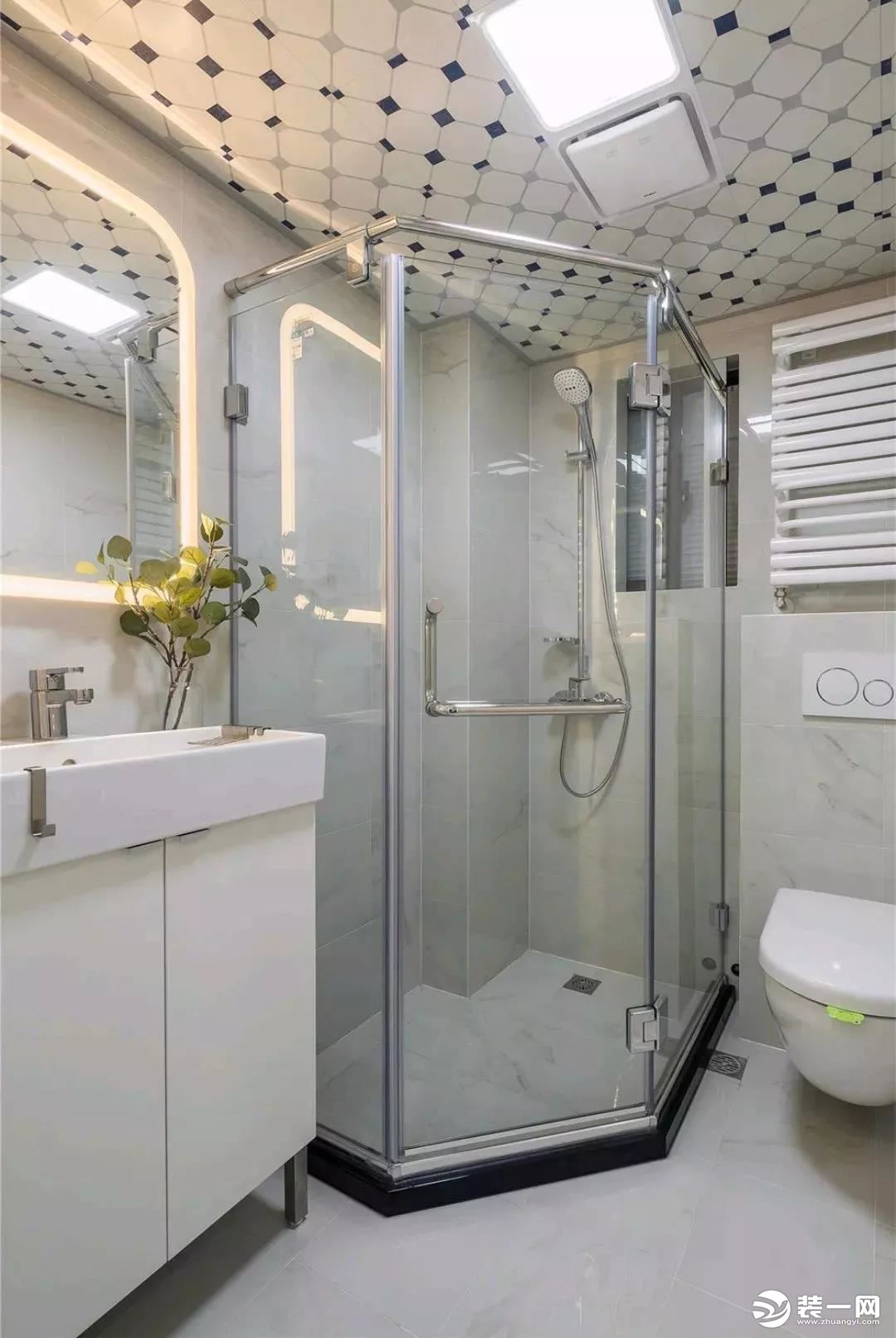钻石形的淋浴房，让这个小小的卫生间也可以做干湿分离，顶面有图案的铝扣板，似乎做出来的效果也不会太差，