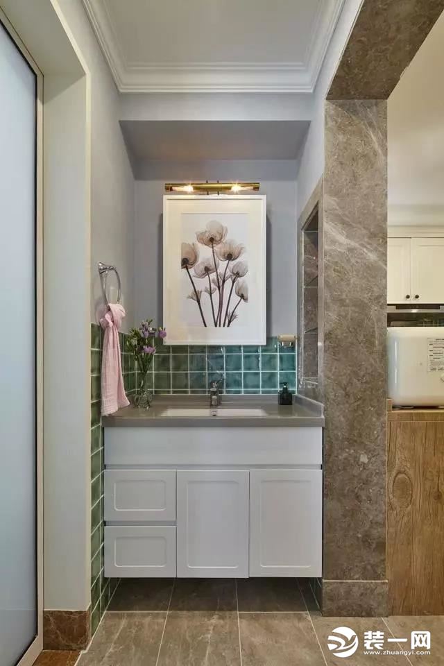 卫生间做的是干湿分离，绿色的贴砖，效果特别棒，对于只有一个洗手间的空间，设计外置式洗手台，注重实用率