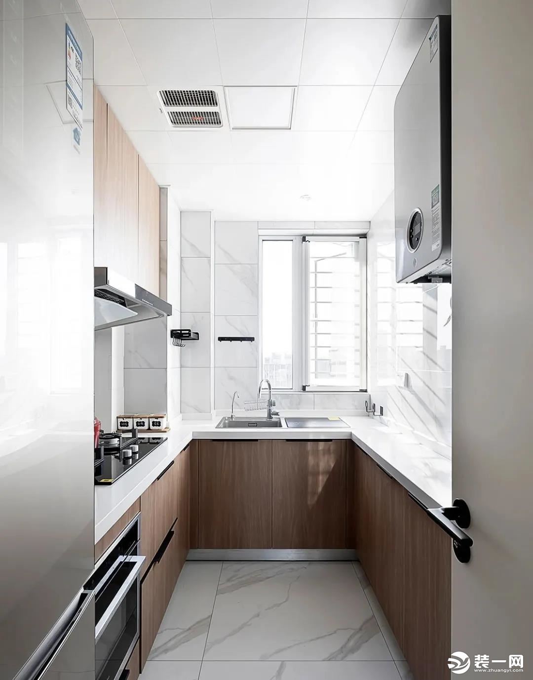 厨房，U型布局提高空间利用率，墙地统一铺贴白色灰纹瓷砖，搭配木色橱柜门，简洁经典