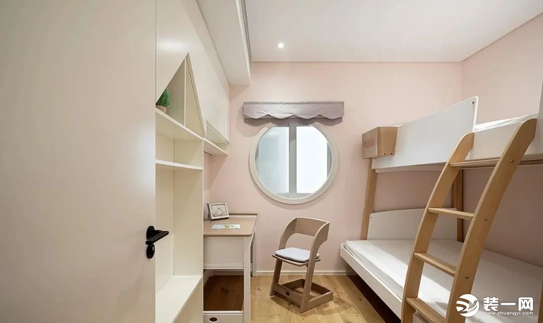 儿童房，整体选择粉白色主调，搭配地板与高低床的木质元素，在充足的照明等下显得明亮而温馨，书桌部分藏于