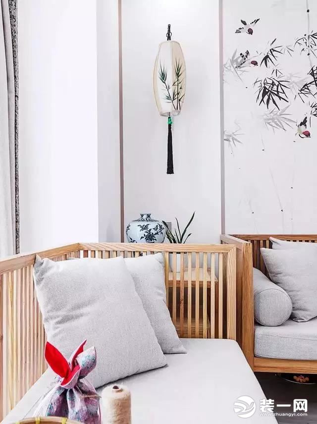 客厅用原木定制沙发搭配布艺沙发垫，自然舒适；客厅的沙发背景墙设计绝对是亮点，竹林鸟兽墙绘，栩栩如生，