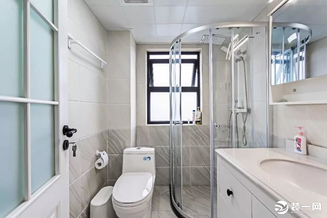 卫生间内做了干湿分离的设计，利用转角的空间来做一个弧形的淋浴房，马桶和洗手台放在淋浴房的两侧，窗台也