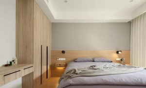 主卧床头背景运用了半高护墙与墙纸相结合，灯光的装饰让整体空间更丰满。