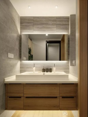洗手台盆的柜子做成了悬空的设计，底部增加了灯光的效果，让原本阴暗的角落也变得明亮。