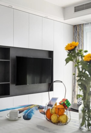 电视墙定制一面收纳柜，中间加入黑色的电视机空格与展示格，整体现代时尚的设计布置，充满年轻高级的档次感