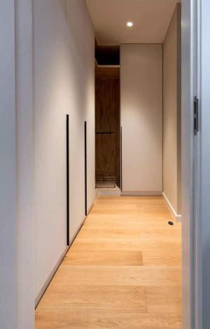 主人的小衣帽間，在衣柜的拐角空間以開放的設計，使得這個空間利用有著更多的可能性。