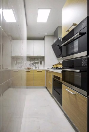 厨房，墙面及地面铺贴白色的瓷砖，搭配原木色的橱柜，让厨房看起来既干净、明亮，又不至于太冷
