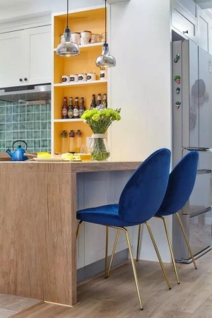 厨房开放式设计，利用厨房的空间设计了餐厅吧台。