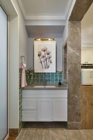 卫生间做的是干湿分离，绿色的贴砖，效果特别棒，对于只有一个洗手间的空间，设计外置式洗手台，注重实用率