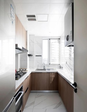 厨房，U型布局提高空间利用率，墙地统一铺贴白色灰纹瓷砖，搭配木色橱柜门，简洁经典