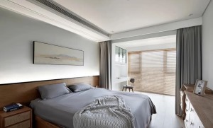 主卧，利用阳台拓展卧室使用空间与视觉深度，同时让更多的自然光线进入房间，床尾的组合斗柜增加小件收纳的
