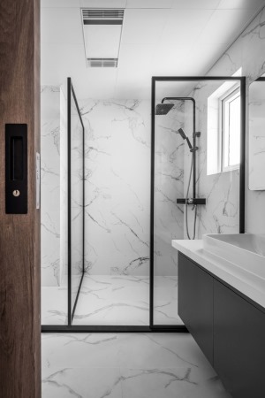 卫生间设计采用仿大理石瓷砖铺贴，上下墙砖分色处理，卫浴选用白色浴室柜，配合金色五金尽显精致感受。