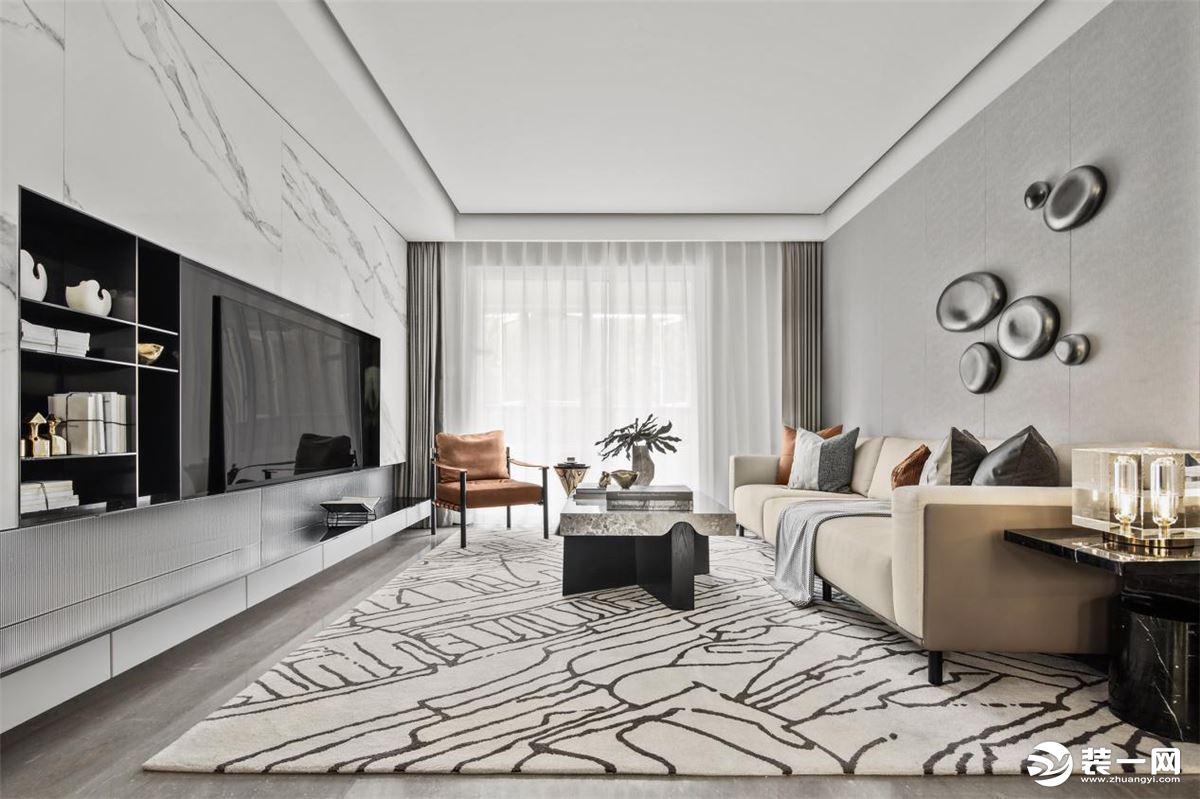 客厅舒适的单椅、浅灰色的布艺沙发在线条穿插中寻找着体块介入，丰富的饰品带来了可品的细节。