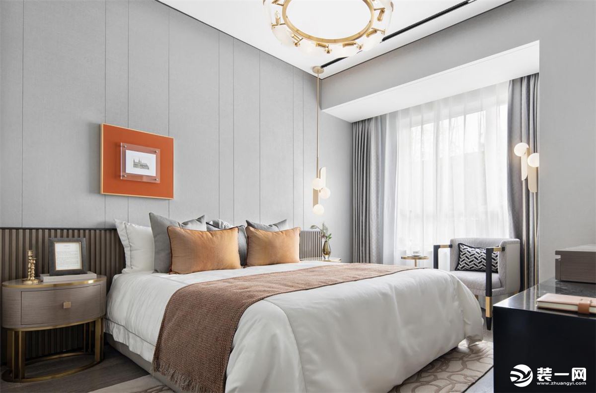 主卧：卧室以浅灰为主色调，增加爱马仕橙，让空间更富有层次，打造出韵味丰富的空间。