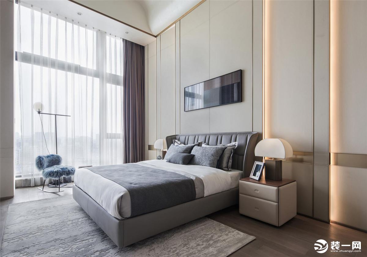 卧室则以米白色调为主，床及窗帘以灰色为主的点缀搭配让房间充满温馨感。