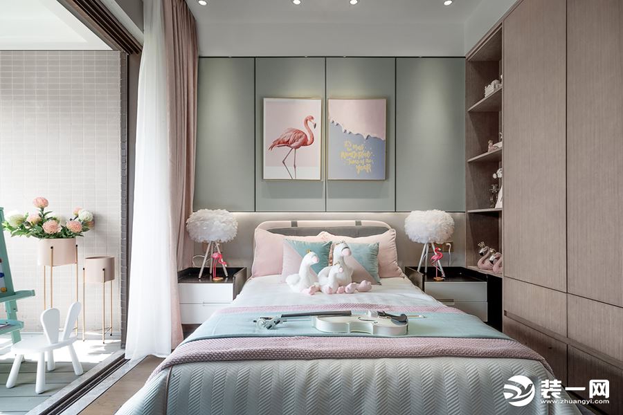卧室的设计以舒适度为原则，摒弃了复杂陈设，用简约手法诠释一个舒适的空间环境，“高级灰”的运用。