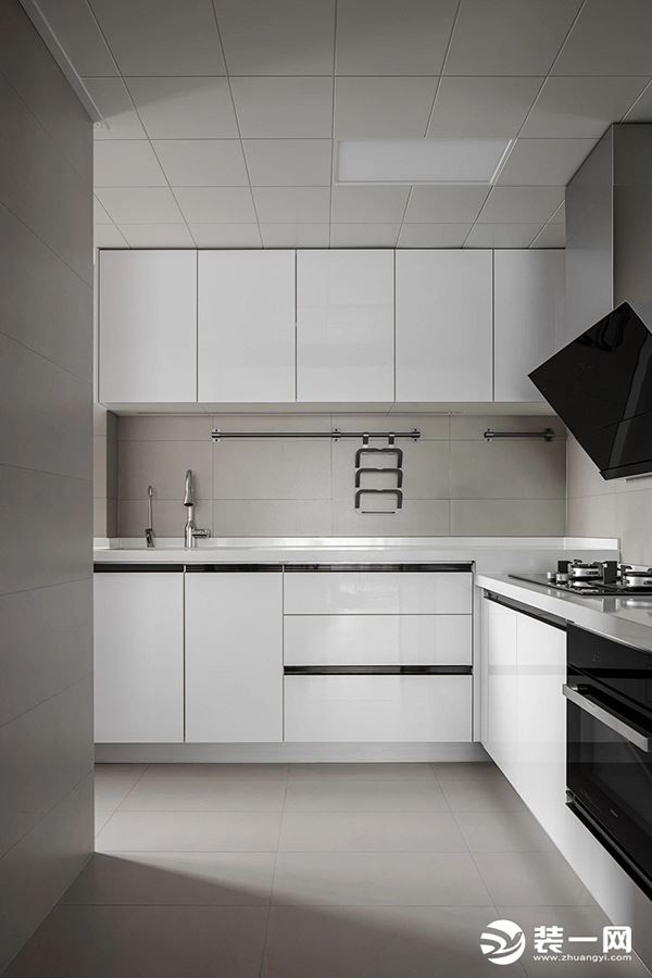 厨房面积局促，将其生活阳台、空调机位打通，使之成为一个连贯的宽敞空间。