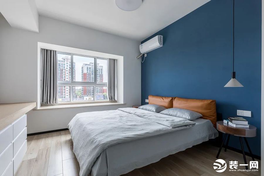 卧室床头背景墙用蓝色点缀，进屋给人不一样的感觉。