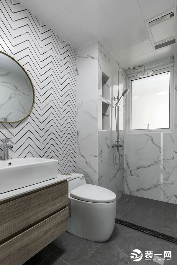 卫生间墙砖以爵士白为主，搭配了木色浴室柜和墙面镜，显得空间很透明干净。