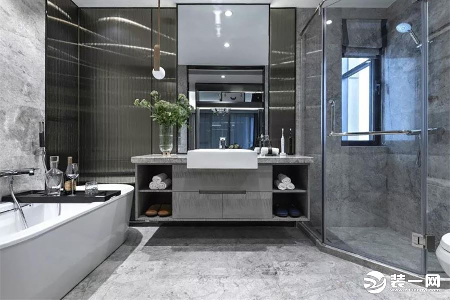 灰色大理石肌理自然淡雅，提供放松或冥想的空间维度。洗手台背景墙面采用金属线条，光影错落间。