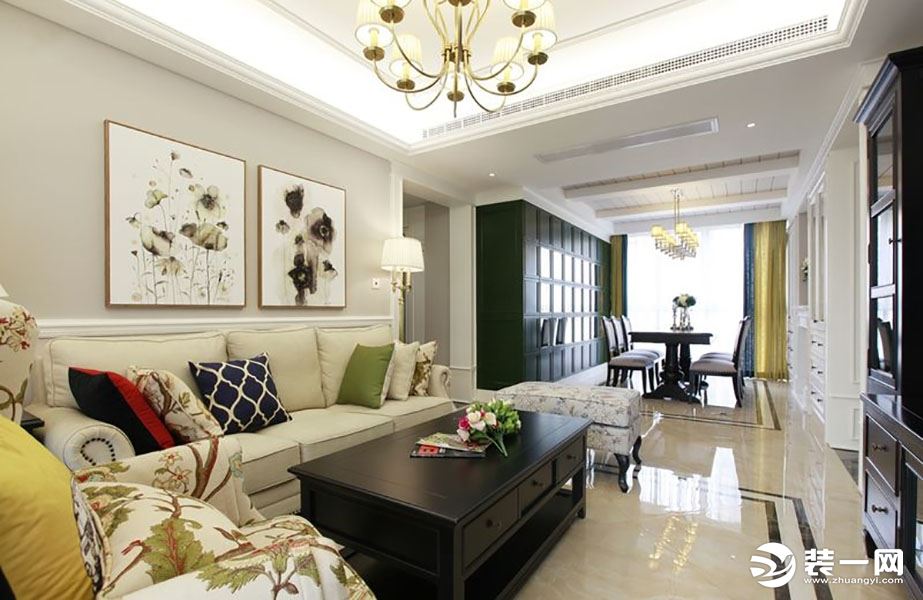 复古造型的组合沙发，以及茶几都具有上乘的质感，让美式古典风格得以进一步的彰显。