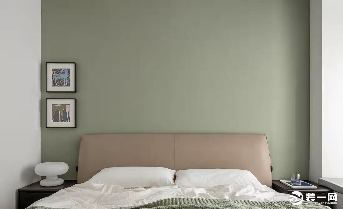 强调宁静自在的舒缓感受力，主卧大面积使用了灰绿色作为空间主调，并与奶油色混合搭配，提升空间格调。