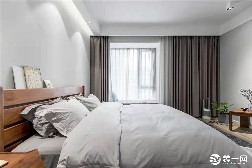 灰色空间基础，搭配灰色窗帘与床单，还有木质床铺布置，也让睡眠空间更加自然雅致