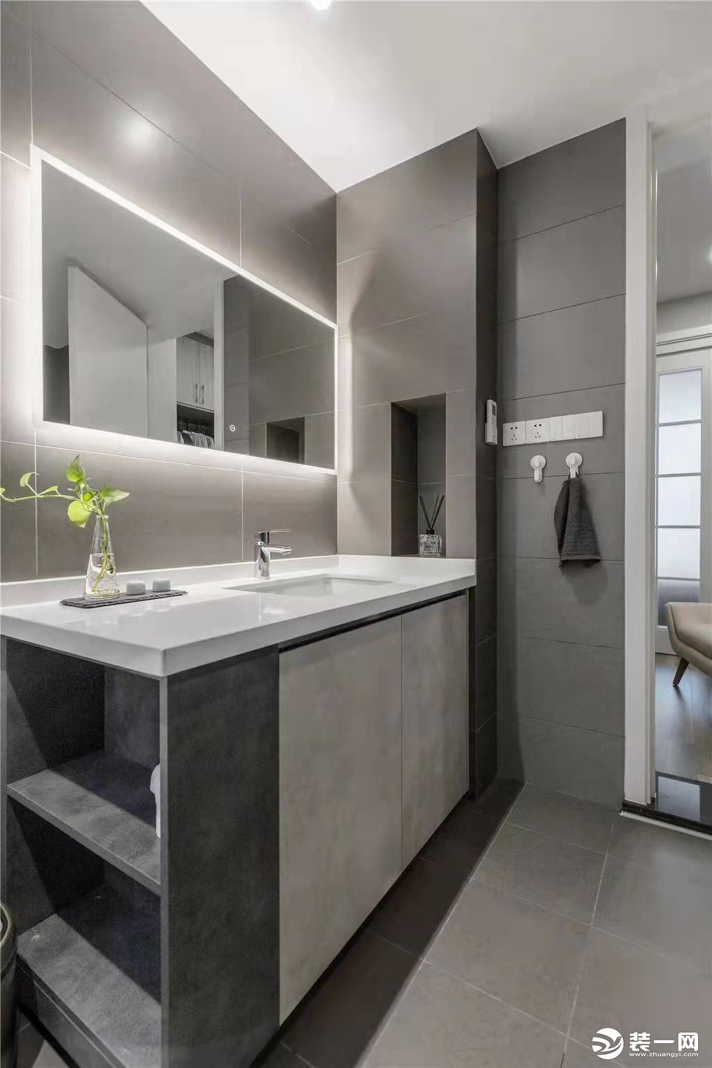 卫生间 灰色的空间与浴室柜设计，结合背光镜子，整体空间显得简约温馨而自然