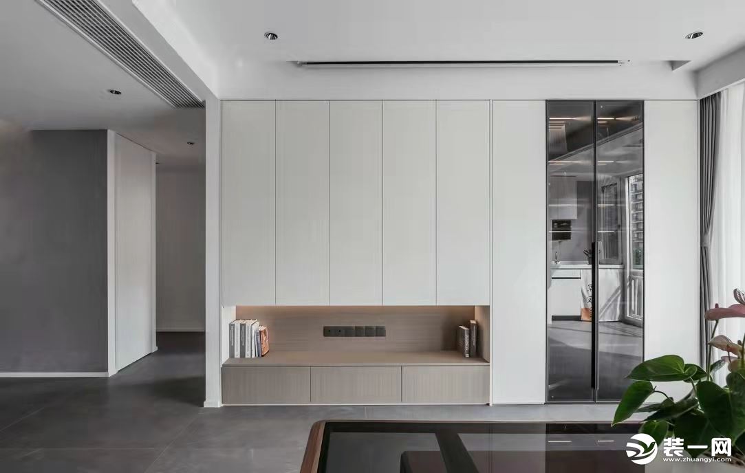 客厅一侧做嵌入式高柜，烤漆门穿插玻璃门设计，视觉上简洁大气。
