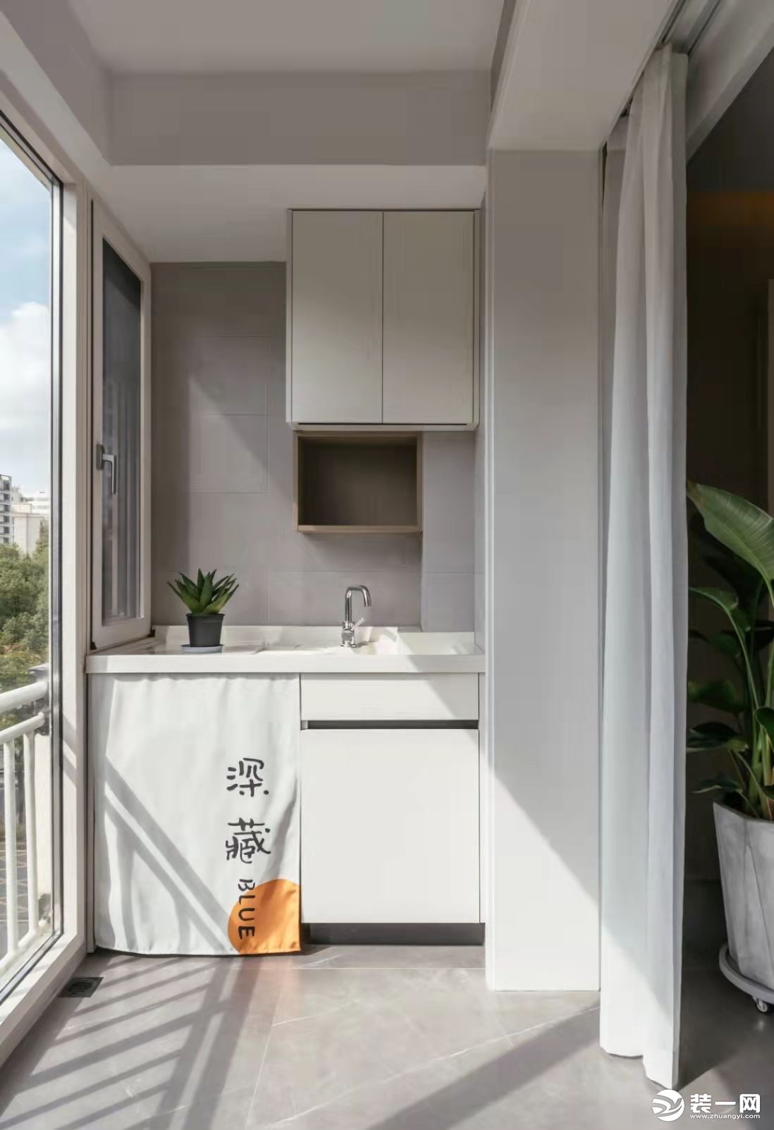 阳台一侧打造洗手台和收纳一体柜，既方便实用，又能补充储物空间，达到空间的通透感和清爽感。