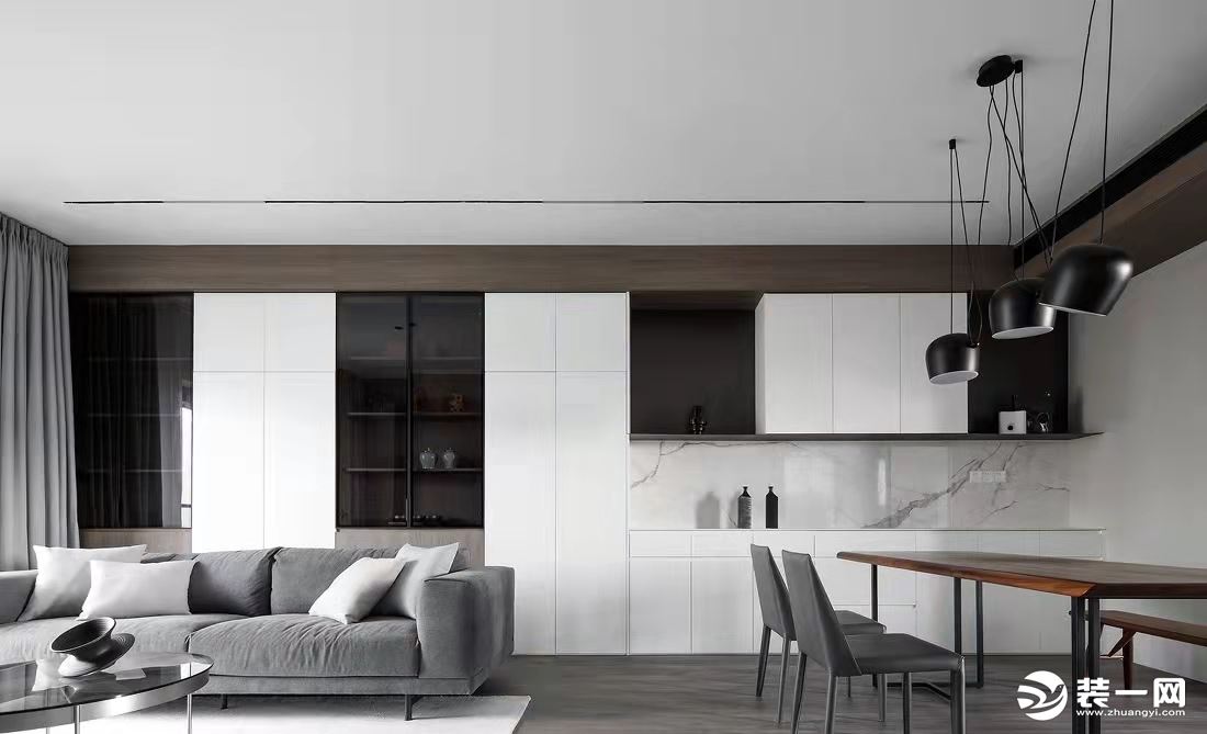 白色与木色的定制家具、大理石墙砖、黑色的钢板、玻璃，以及素雅的胡桃木色，呈现出大气脱俗的质感。