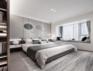两个卧室采用对称式的空间分割方式，与柔软的床品相互呼应，表现出细腻的质感层次，与细节之处打动人心。